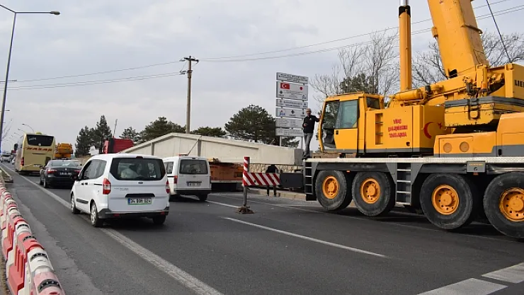 Malatya'da yola düşen dev beton makas trafiği felç etti