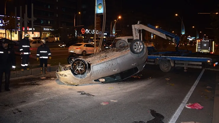 Motosikletin sıkıştırdığı araç takla attı: Anne ile kız yaralandı