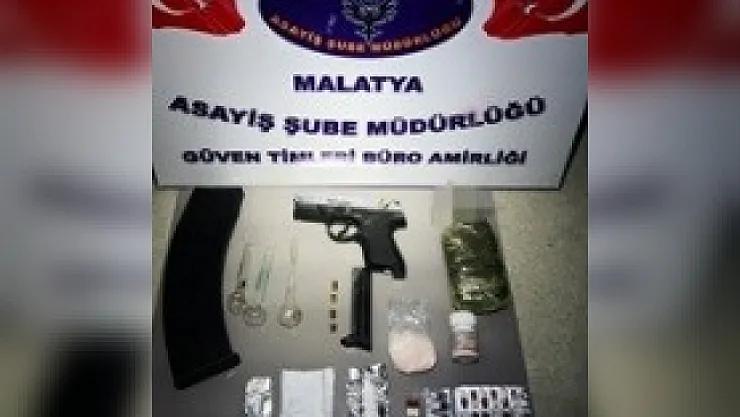 Şüpheyle durduruldu... Tabanca ele geçirildi!