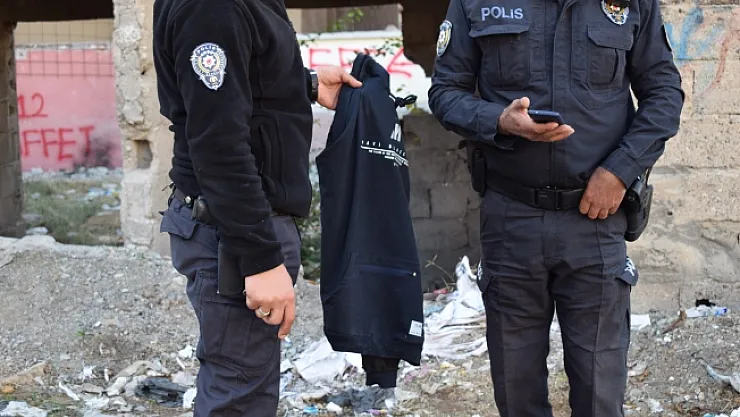 Ters kelepçeli adliyeye götürülürken polisin elinden kaçtı!