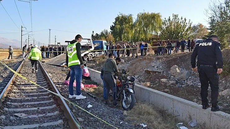 Tren faciası! Motosiklete çarpması sonucu 2 kişi can verdi!
