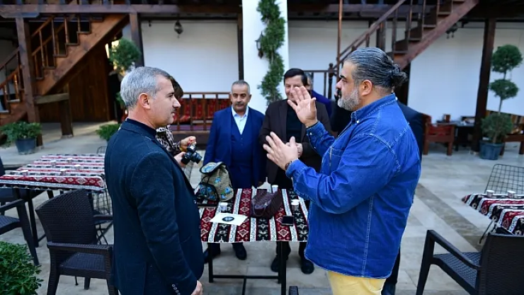 Başkan Çınar, sinema sanatçılarını Tarihi Yeşilyurt Konaklarında ağırladı