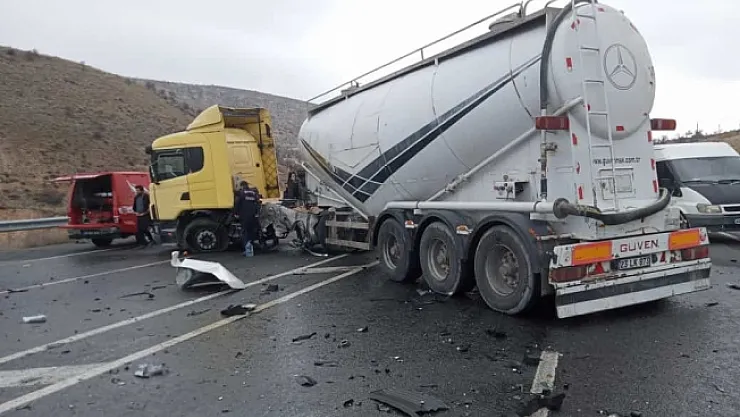 Çimento yüklü tır otomobille çarpıştı: 1 yaralı