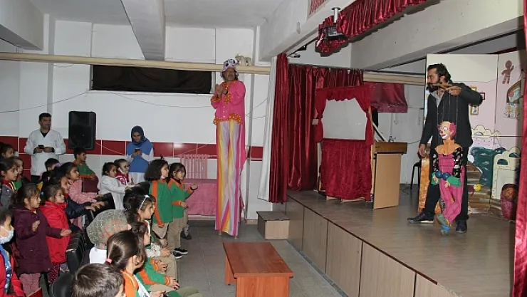 Çocuklara geleneksel oyunlar  gösterisi