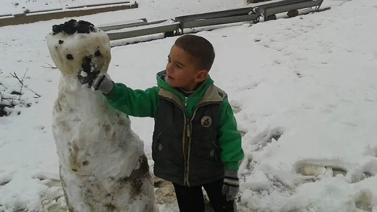 Darende'ye mevsimin ilk kar yağışı sevindirdi