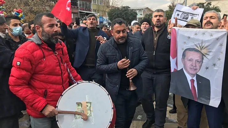 Dövizdeki düşüş bu kez de şehir merkezinde kutlandı