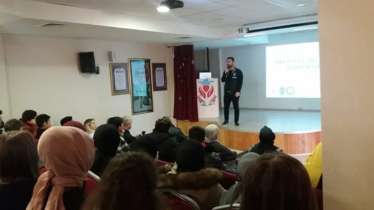 Gençlere güvenli ve bilinçli internet kullanımı eğitimi