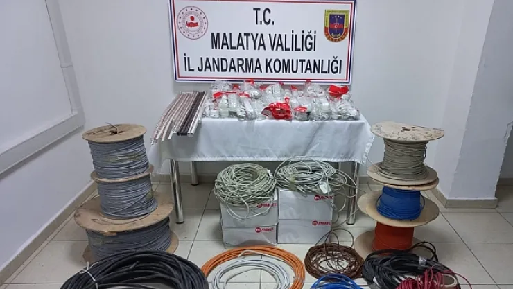 Hırsızlar kaçarken jandarmaya yakalandı