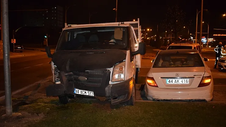 Malatya'da çarpışan 2 araç refüje çıktı: 2 yaralı