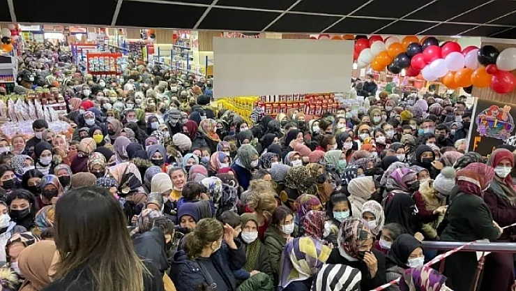 Malatya'da mağaza açılışında indirim izdihama neden oldu