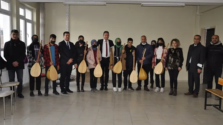 Öğrencilerden Müdür Kanbay'a sazlı karşılama