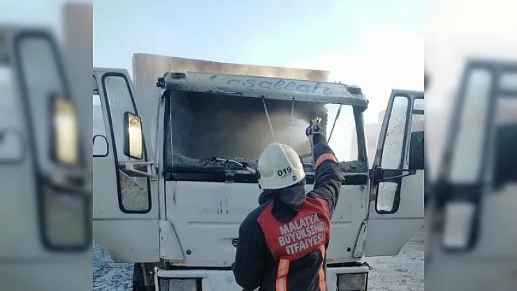 Park halindeki kamyon alev alev yandı!