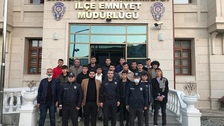 Polisten sporculara pastalı kutlama