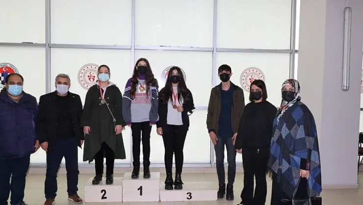 Satrançta dereceye girenlere madalyaları verildi