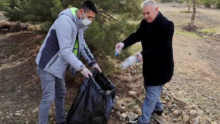 Üniversite öğrencileri atık topladı