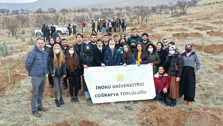 Üniversite öğrencileri fidan dikti