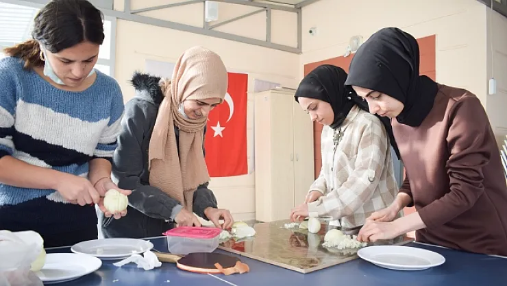 Üniversiteli gençlere Malatya Yemekleri öğretiliyor