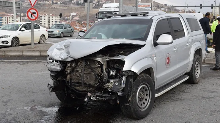 Valilik koruma aracı kaza yaptı: 3'ü polis 4 yaralı
