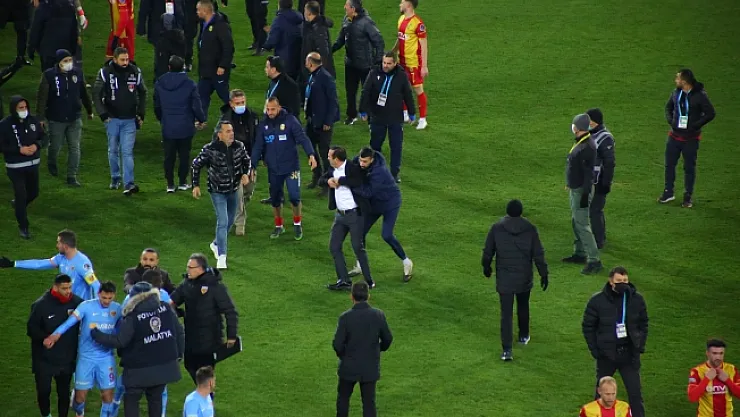 Yeni Malatyaspor stadyumunda rezillik! Gevrek, başarısızlığını hazmedemedi!