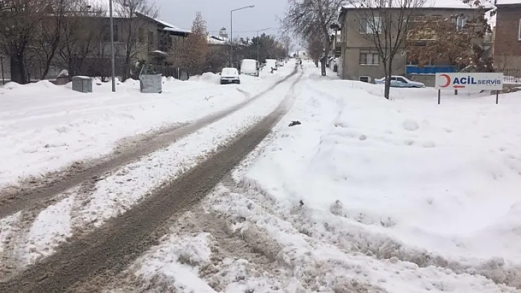 Akçadağ'da kar yağışı etkili oluyor