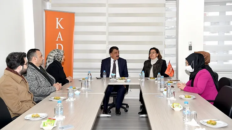 Başkan Gürkan, Kadın ve Demokrasi Derneğini ziyaret etti
