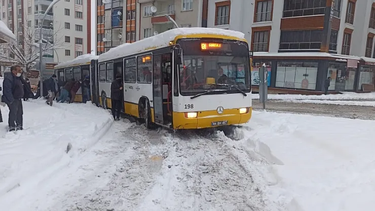 Belediye otobüsü yolda kalınca iş yolculara düştü