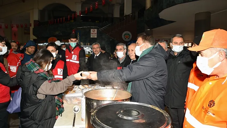 Büyükşehir'den MAŞTİ'de misafir edilen yolculara sıcak çorba ikramı