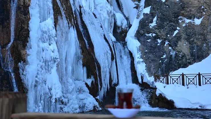 Buz tutan şelale kartpostallık görüntüler oluşturdu