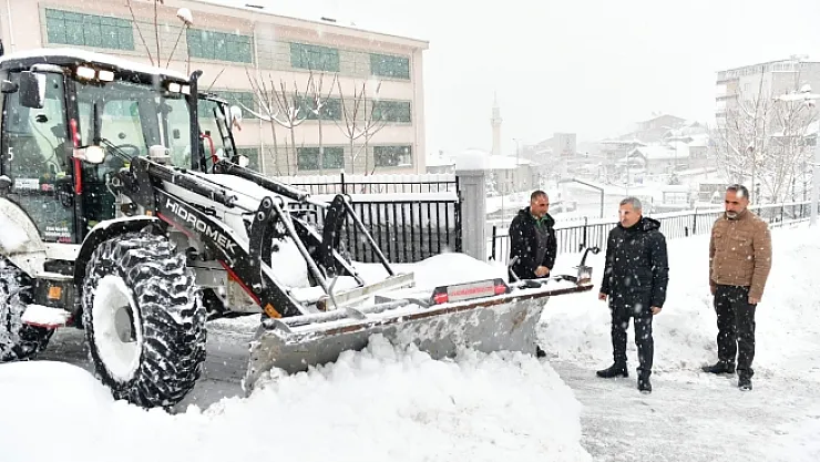 Çınar: Ekiplerimiz bütün mahallelerde kar mesaisini 7/24 sürdürüyor