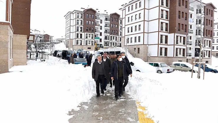 Depremzeleri ziyaret eden Gürkan: Allah bir daha böyle acı göstermesin