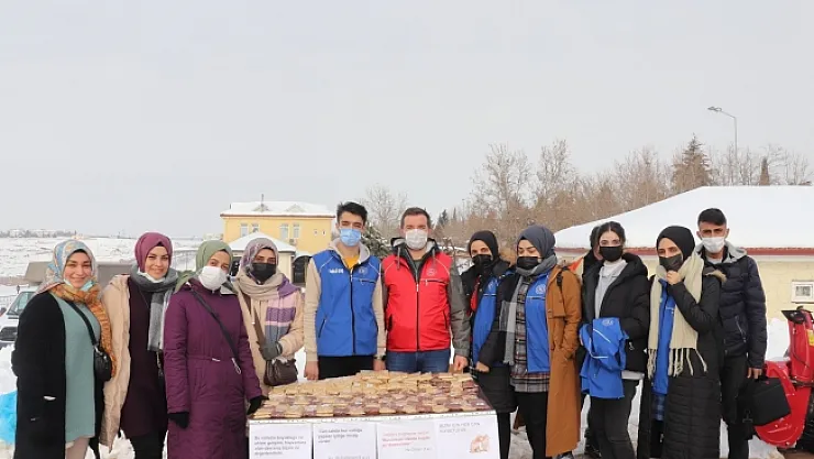 Gençler karda hayvanları unutmadı