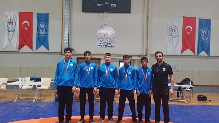 Güreş Şampiyonasında Akçadağ damgası