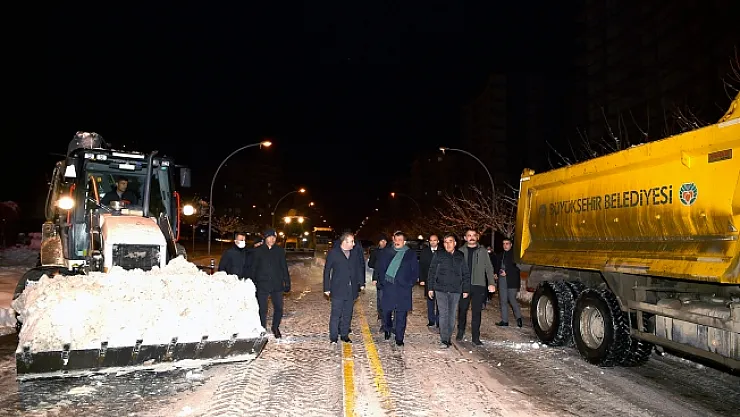 Gürkan, Mıhlıdut ve Fahri Kayahan'daki karla mücadele çalışmalarını inceledi