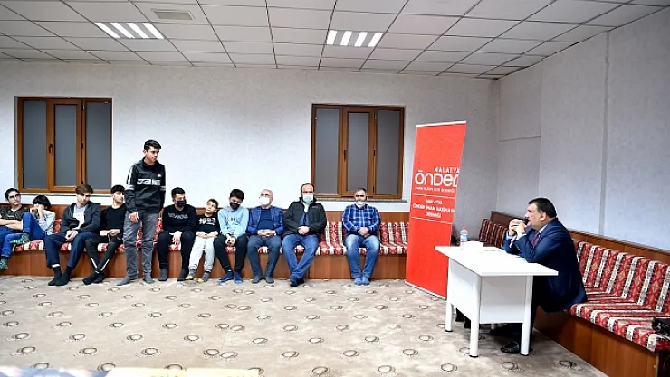 Gürkan, Önder İmam Hatipliler Derneğinde öğrencilerle buluştu
