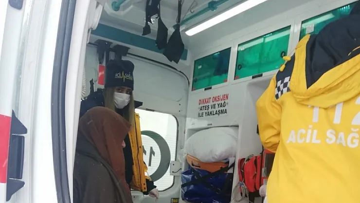 Hastalanan yaşlı kadını karla mücadele ekipleri hastaneye yetiştirdi