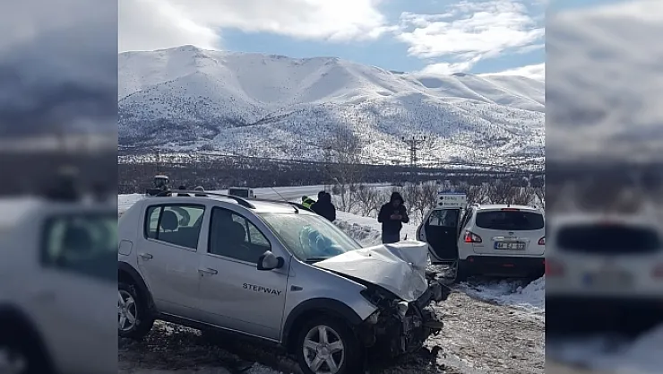 İki otomobil kafa kafaya çarpıştı: 9 yaralı