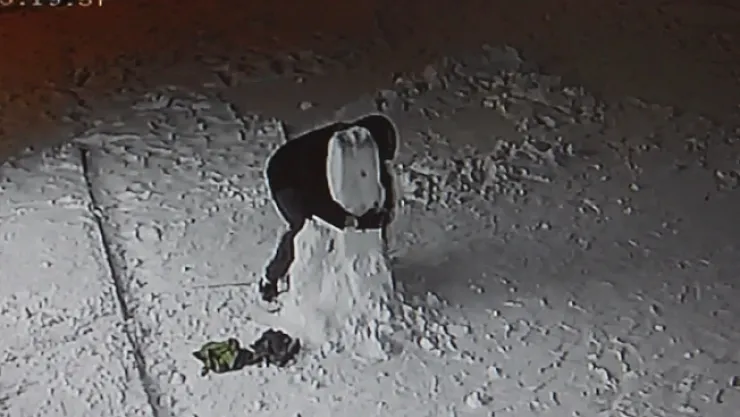 İş yeri önündeki kardan adamı bile çaldılar!