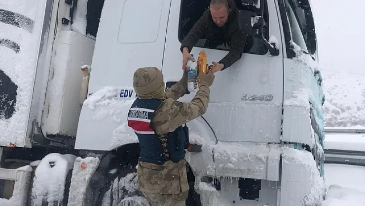 Jandarmadan karda yolda kalanlara yardım  