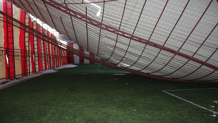 Kar nedeniyle halı sahanın çatısı çöktü