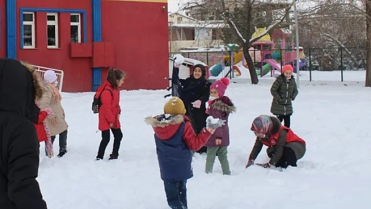 Kar yağışının keyfini çocuklar çıkarıyor
