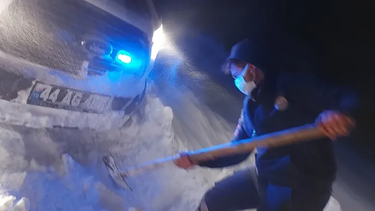Karda mahsur kalan UMKE ekibi paletli ambulans ile kurtarıldı