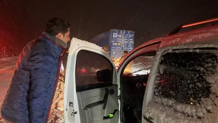 Karda yolda kalanlara kumanya ikramı