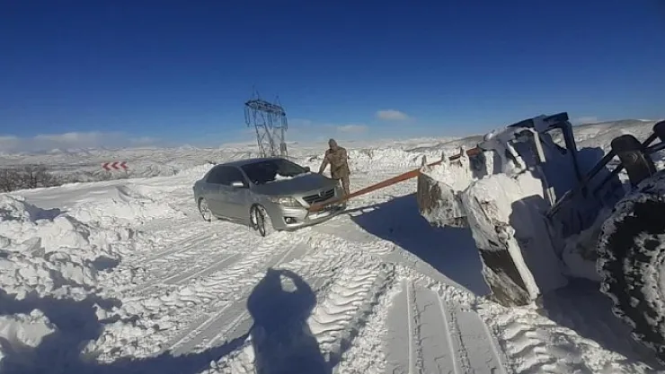 Karlı yollarda kalanların imdadına Jandarma yetişti