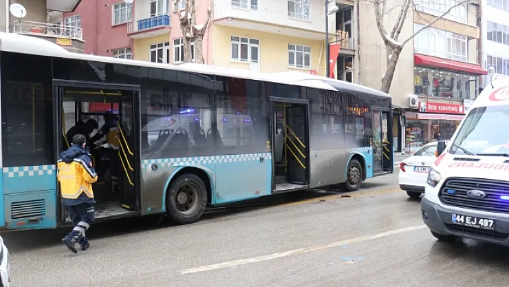 Kazada beli tutulan genç oturarak yardım bekledi