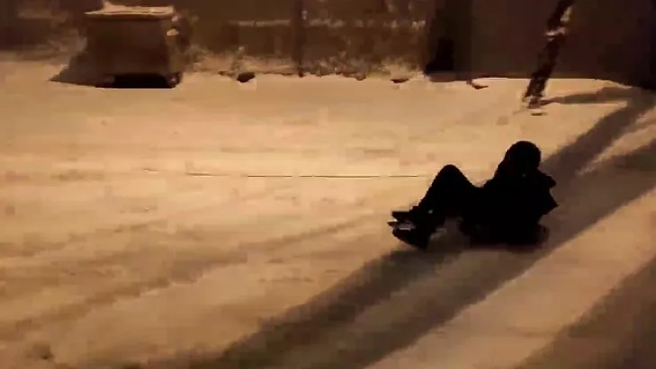 Malatya'da çocukların tepsiyle kar keyfi