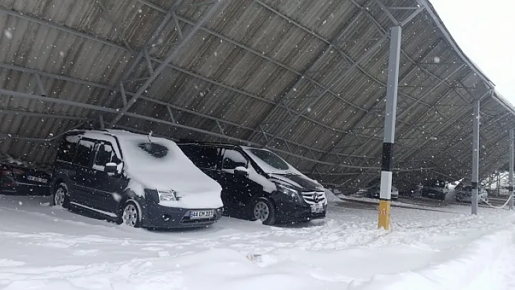 Malatya'da Galericiler Sitesi'nin çatısı kardan çöktü