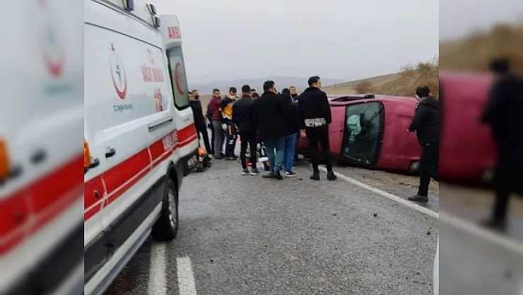 Malatya'da kontrolden çıkan araç yan yattı: 3 yaralı