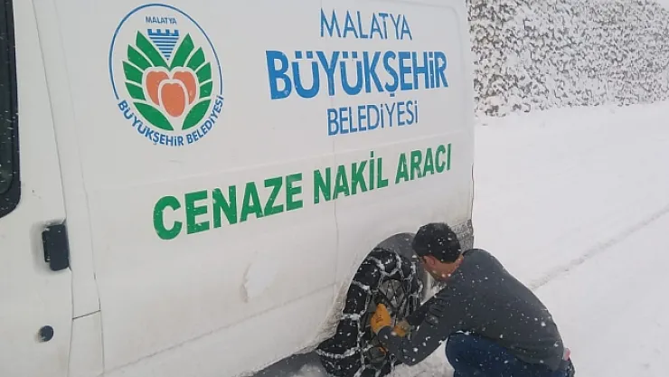 Mezarlıklar Müdürlüğünün zorlu kar mesaisi