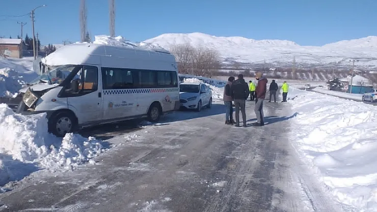 Minibüs kamyona çarptı: 2 yaralı