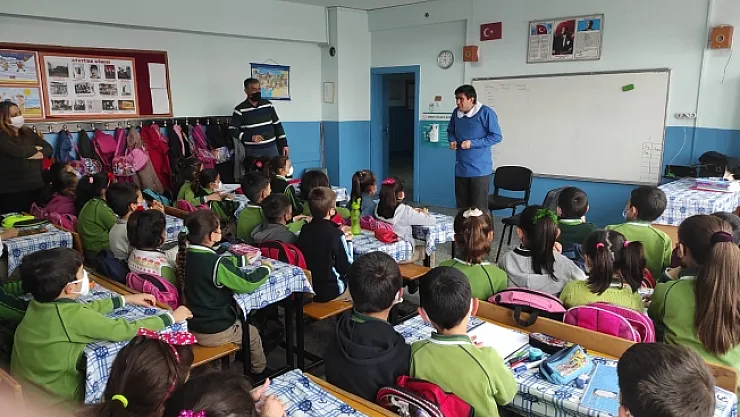 'Ne Olsam Büyüyünce' Tiyatrosu öğrencilerle buluştu